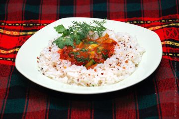 Соус до рису з томатів, цибулі-порею і свіжих овочів
