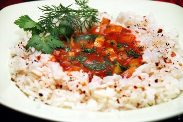 Соус до рису з томатів, цибулі-порею і свіжих овочів