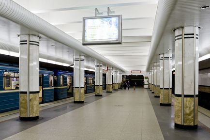 Metróállomás kő slide Minszkben a minszki metró megálló egy kő csúszda, hézag