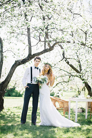 Весільна фотосесія в яблуневому саду