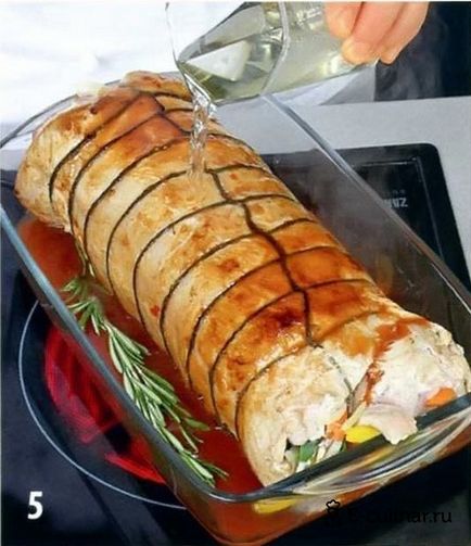 Свиняча корейка тушкована з цибулею і овочами рецет з фото