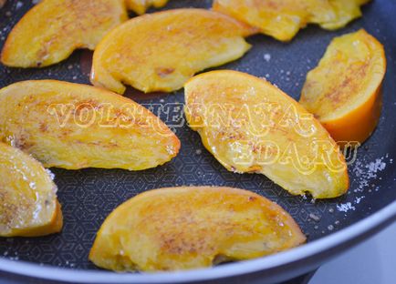 Salată caldă cu persimmons