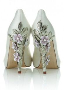 Туфлі з квітами (42 фото) з чим носити жіночі моделі з квітковим принтом