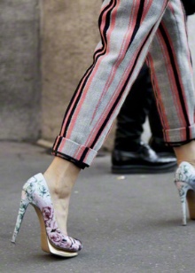 Туфлі з квітами (42 фото) з чим носити жіночі моделі з квітковим принтом