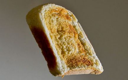 Oamenii de știință au explicat de ce un sandviș cade mereu cu untdelemn în jos