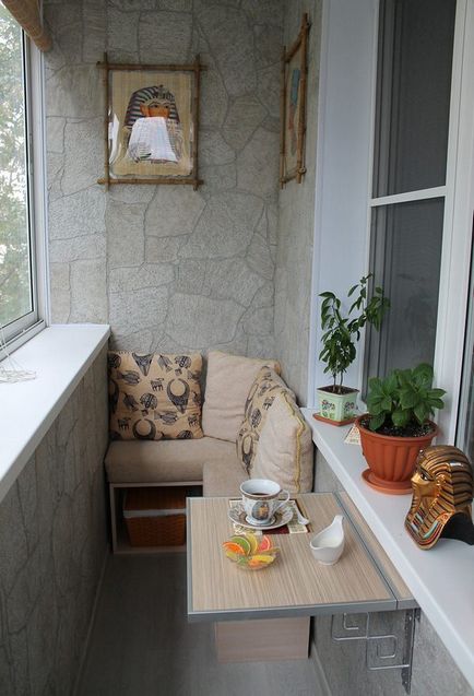 Зручні маленькі столики на балкон, розкіш і затишок