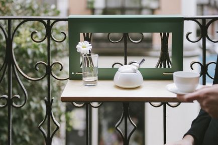 Зручні маленькі столики на балкон, розкіш і затишок