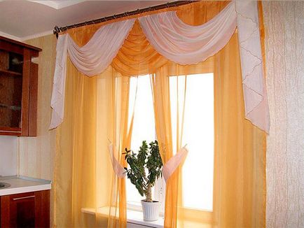 Decoram bucataria cu draperii scurte