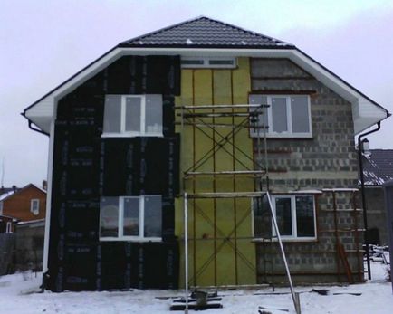 Încălzirea zidurilor de beton cilindric din beton din exterior și din interior, izolarea băii și a casei
