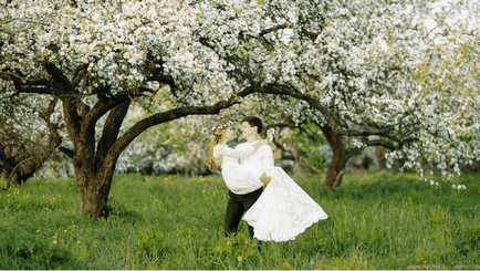 Весняне весілля в квітучому яблуневому саду!