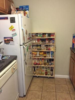 Висувна полиця за холодильником