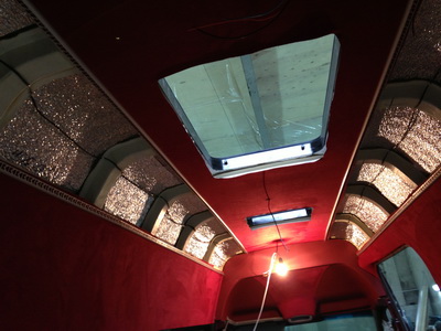 Incizia și instalarea geamurilor laterale și a gurilor de vizitare în microbuze