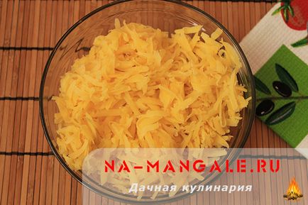 Khychin Balkar cu cartofi și alte soiuri de topping de carne, brânză, brânză de vaci