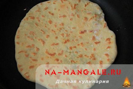 Khychin Balkar cu cartofi și alte soiuri de topping de carne, brânză, brânză de vaci