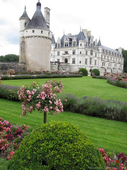 Шато де Chenonceau във Франция приказка замък във водата