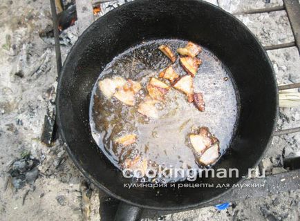 Cartofi prăjiți cu untură într-o tigaie la miez - gătit pentru bărbați