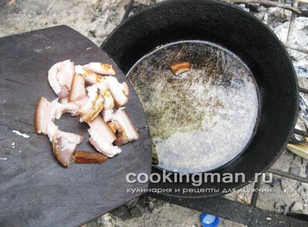 Cartofi prăjiți cu untură într-o tigaie la miez - gătit pentru bărbați