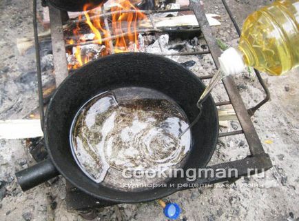Смажена картопля з салом в сковороді на багатті - кулінарія для чоловіків