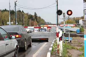 Vasúti átjáró szabályok és bizonyos irányba, korlátozások és szankciók megszegése őket vasúti síneket