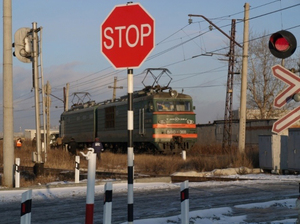 Vasúti átjáró szabályok és bizonyos irányba, korlátozások és szankciók megszegése őket vasúti síneket