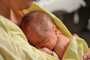 Жировик на обличчі у дитини, новонародженого