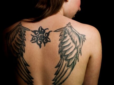 20 tatuaje feminine de pe spate - tatuaj pe