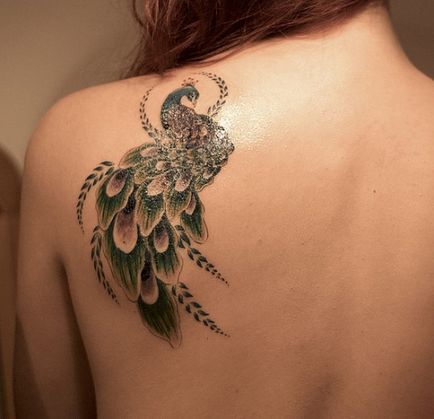 20 tatuaje feminine de pe spate - tatuaj pe
