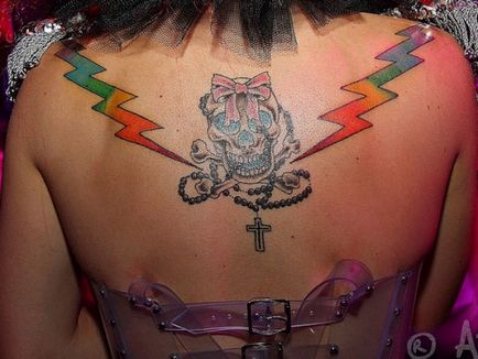 20 tatuaje feminine de pe spate - tatuaj pe