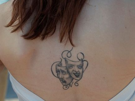 20 tatuaje feminine de pe spate - tatuaj pe