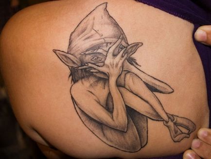 20 tatuaje feminine de pe spate - tatuaj pe