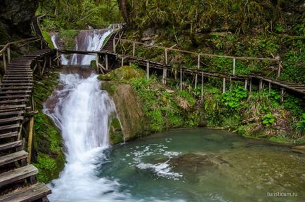 33 Cascade în districtul Lazarevsky din Sochi, limita naturală dzhegosh