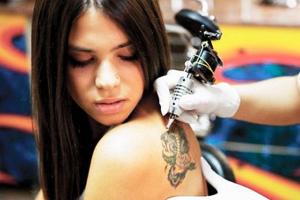 7 moduri de a face față durerii atunci când aplicați tatuaj