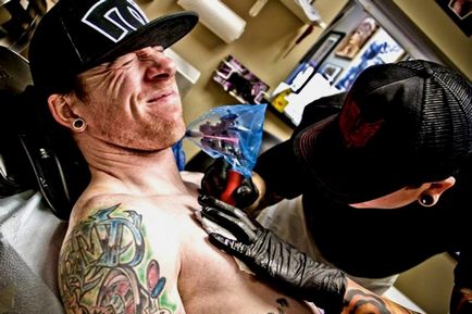 7 moduri de a face față durerii atunci când aplicați tatuaj