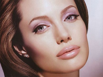 Angelina Jolie schimbă din nou delirul pittei
