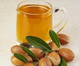 Uleiul de argan pentru aplicarea în față în rețete de frumusețe