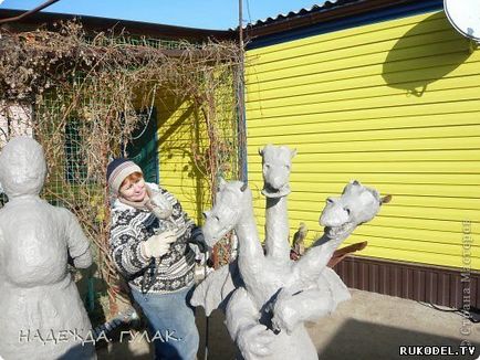 Баба Яга з монтажної піни, садові фігури своїми руками