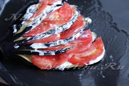 Баклажани віялом, запечені в духовці з помідорами і сиром