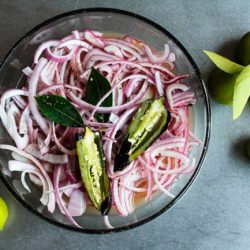 Швидкий рецепт маринованої цибулі як краще маринувати цибулю в оцті до шашлику і для салатів -
