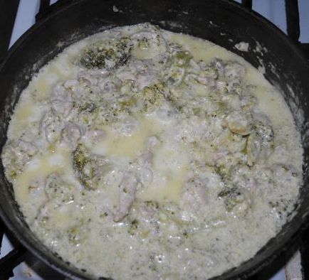 Brokkoli, csirke tejszínes sajtmártással - fotoretsept a konyhában