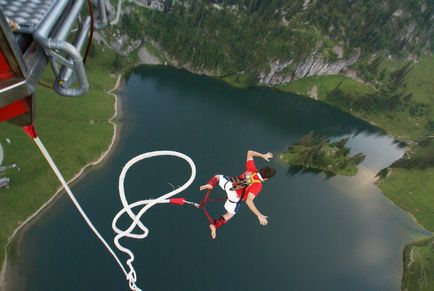 Bungy jumping salt pe frânghie elastică