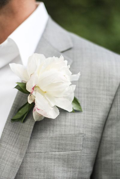 Gomblyuk a pionok (gomblyuk) Boutonniere a pionokról