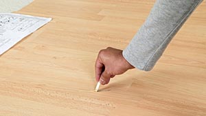Karcolások a padlón -, hogyan lehet eltávolítani karcolások a padlólap