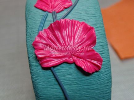 Az egy darabból álló műanyag karkötő „virágzó pipacs