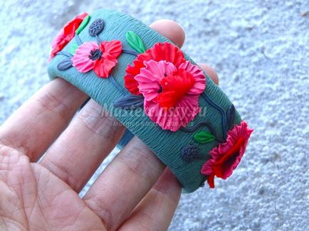 Az egy darabból álló műanyag karkötő „virágzó pipacs