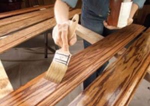 Decât să acoperiți o scară din lemn din brad sau pin la etajul al doilea în casa de instalare