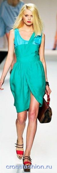 Crossfashion csoport - türkiz ruha ki, mikor és mit kell viselni (a ruha íjakkal elegáns türkiz színes fénykép) Crossfashion csoport - türkiz ruha ki, mikor és mit kell viselni