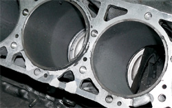 Отстраняване на цилиндровия блок на двигателя · мотор Nissan Nissan · Помощ
