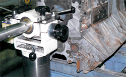 Отстраняване на цилиндровия блок на двигателя · мотор Nissan Nissan · Помощ