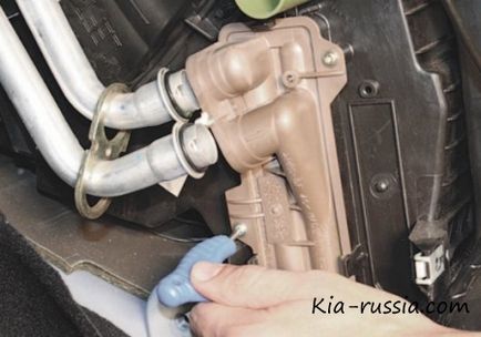 Demontarea și instalarea spectrelor radiatorului de căldură se referă la autoturismele kia, kia (după) Demontarea și instalarea spectrelor sobelor radiatorului se referă la autoturismele kia, kia