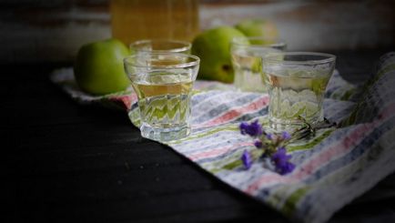Домашня настоянка з яблук на горілці (самогоні або спирту)
